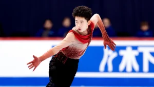 Yanhao Li skjærer bane for kunstløp i New Zealand